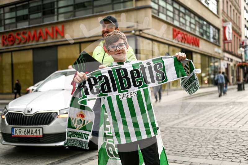 Piłka Nożna: Kibice przed finalem Ligi Konferencji UEFA. - Agencja Fotograficzna